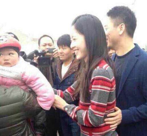 京东集团创始人刘强东：为家乡老人发春节特别红包，介绍奶茶妹妹我媳妇