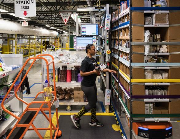 仓库现代化管理应对繁多业务，美国亚马逊用机器人处理订单提高效率