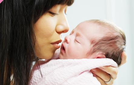 可以改善新生宝宝健康，世卫组织与准妈妈们携手促进第一次拥抱