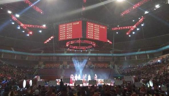 深圳现十年最大规模万人购房，开发商索性将销售中心由售楼处改在深圳湾体育中心 ...