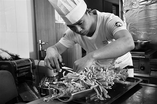 南极科考站的中国厨师：有科班烹饪师餐饮水平明显高，很多外国人常来蹭饭 ...