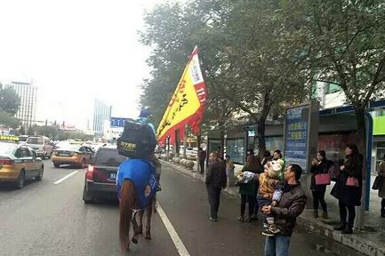 呼和浩特电动三轮车禁行包裹积压快递哥扛战旗骑马送快递