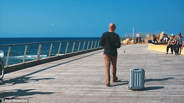 以色列公司发明机器人行李箱：行李随从，盯着主人跟随移动