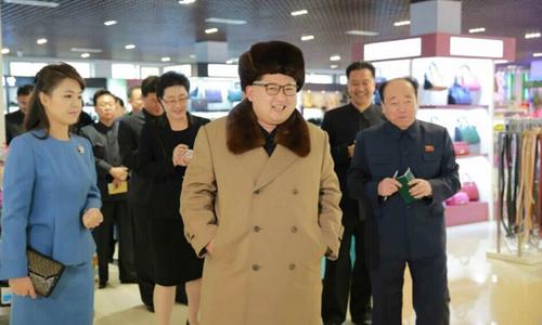 朝鲜最高领导人金正恩携妻子和妹妹视察新建未来商店和服务基地