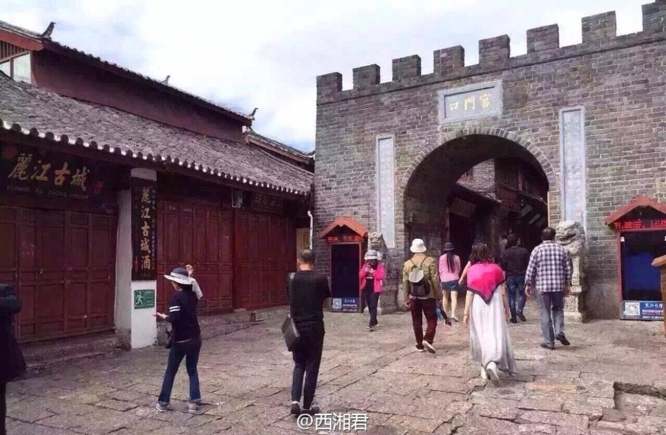 丽江古城征收古城维护费，商铺集体关门罢市抵制围城收费