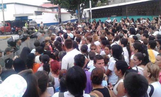 贵十倍唱国歌，委内瑞拉妇女越境涌入邻国超市哄抢日用品