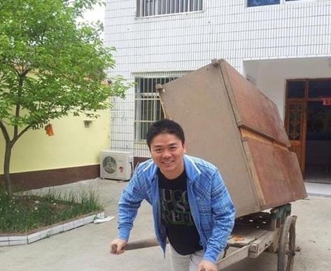 苏北人不忘本，刘强东回老家穿着朴素砍柴拉车烧饭没架子