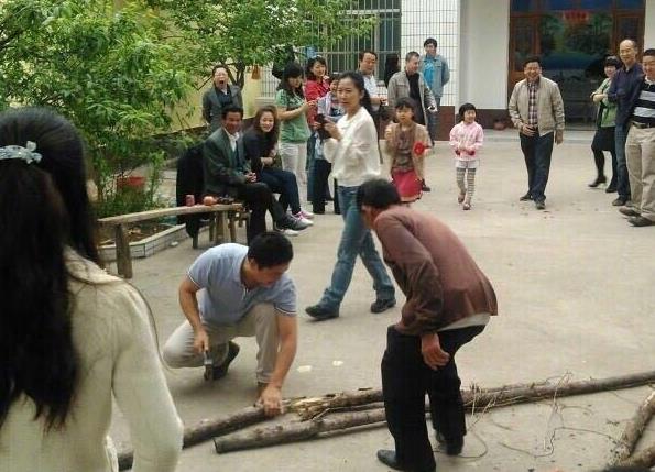 苏北人不忘本，刘强东回老家穿着朴素砍柴拉车烧饭没架子