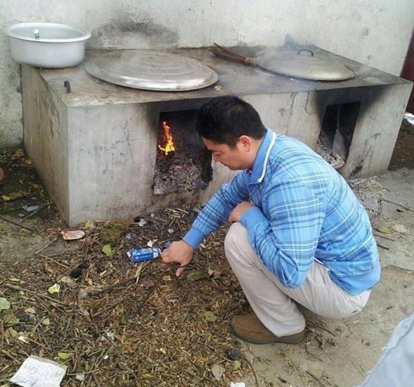 苏北人不忘本，刘强东回老家穿着朴素砍柴拉车烧饭没架子