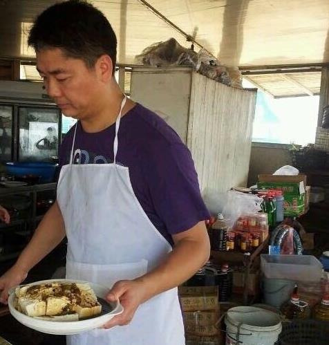 苏北人不忘本，刘强东回老家穿着朴素砍柴拉车烧饭没架子