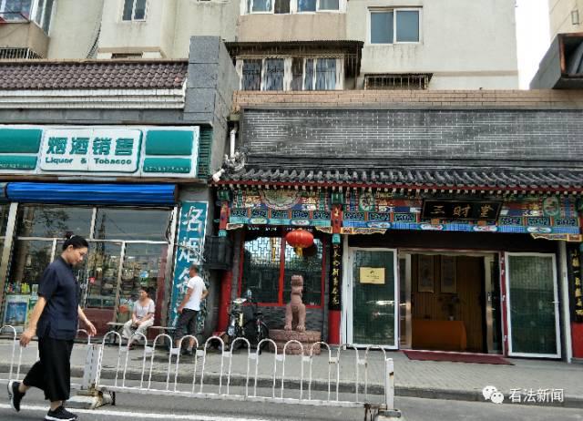 前门骗人玉器店曝光后还在卖，有店铺挂国家机关牌子