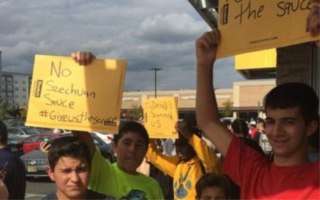 四川辣酱在美国引起轰动，数千民众排长队高喊给我辣酱