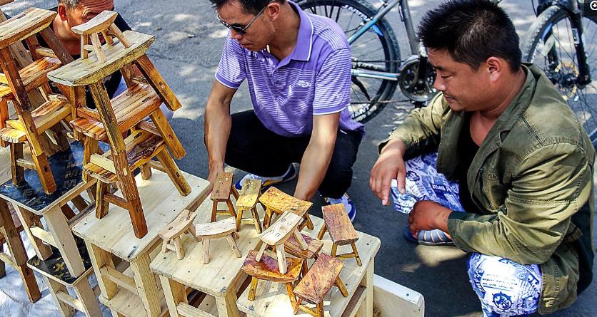 顾客图新奇农村木匠街边售卖小板凳几十把一小时被抢光