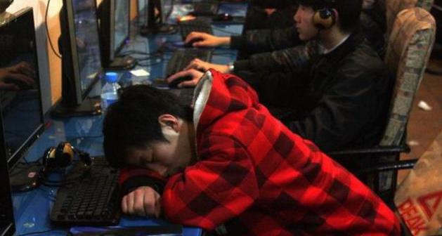 令人意想不到：不付钱上网还占位睡觉，网吧却不赶人