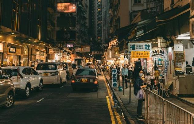 要尊重文化和个性化，统一店铺招牌可能毁掉城市文明