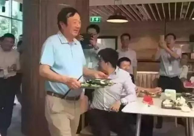 华为吃文化很厉害，搞管理的就要经常在一起聚聚餐