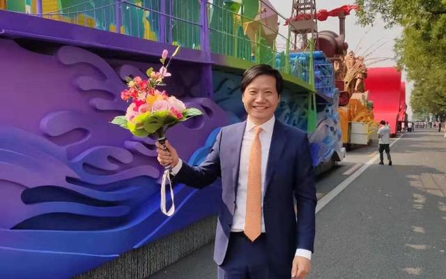 雷军刘永好等企业家搭乘国庆彩车游行：无比骄傲和自豪