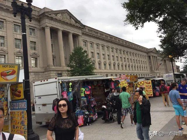 白宫前面的商务部，门前一排小商贩，骆家辉原来工作的地方