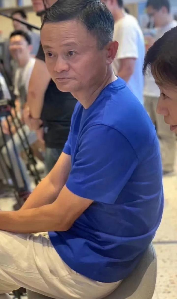 比较消瘦比较苍老，久未露面的马云现身杭州阿里总部