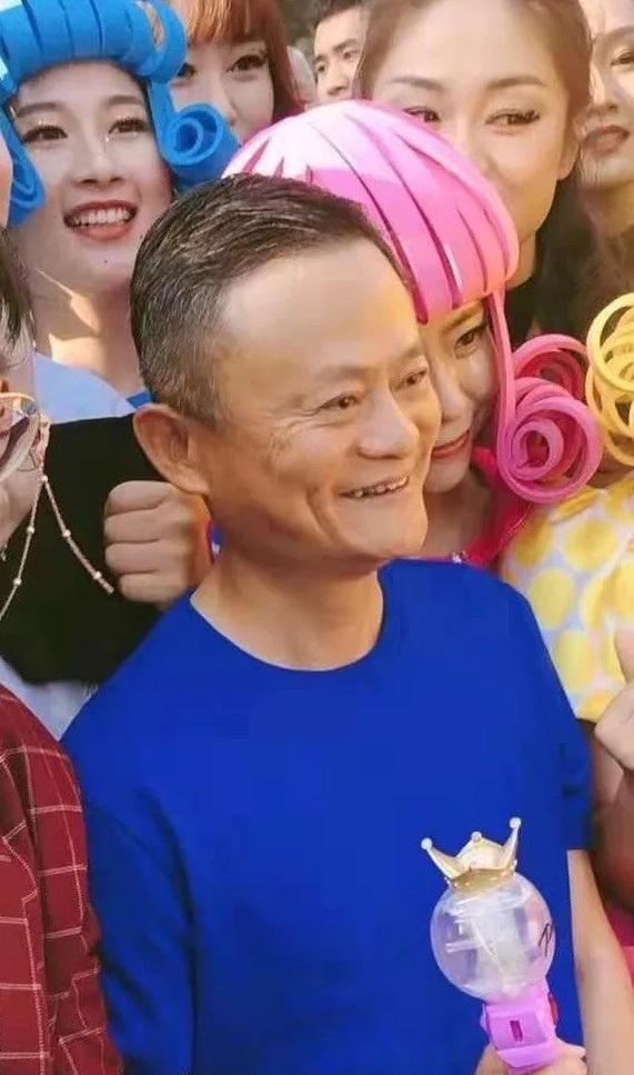 比较消瘦比较苍老，久未露面的马云现身杭州阿里总部