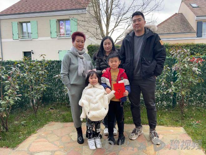 小伙带丈母娘巴黎集市卖刀削面，正宗中国味被法国人称赞