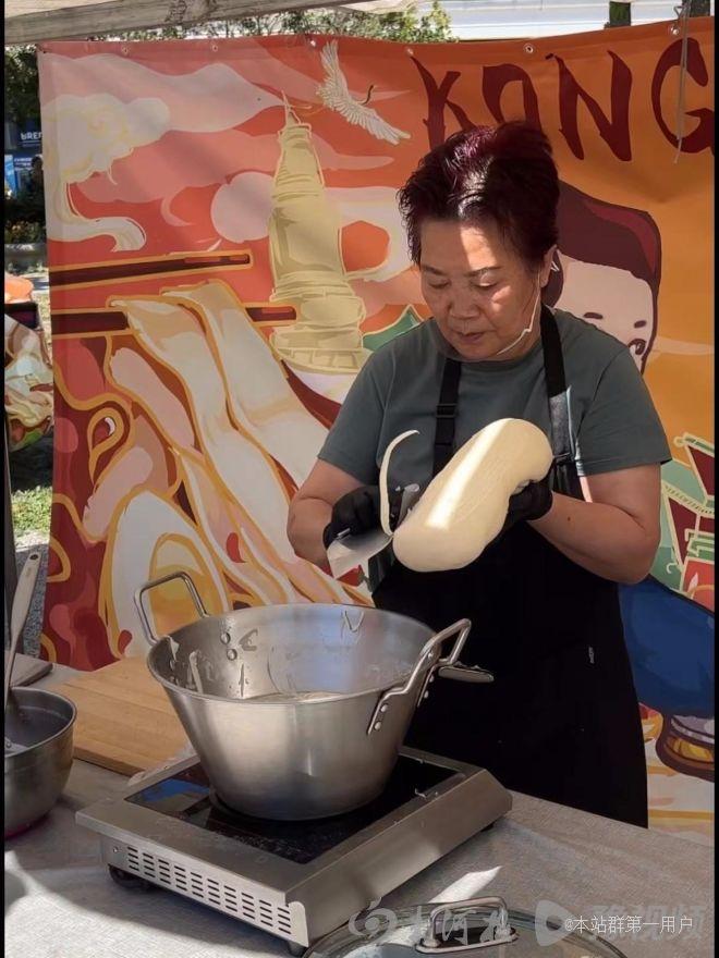小伙带丈母娘巴黎集市卖刀削面，正宗中国味被法国人称赞