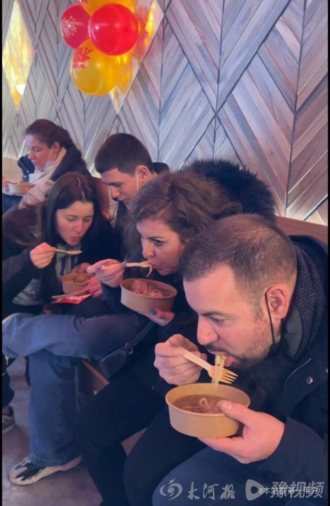 小伙带丈母娘巴黎集市卖刀削面，正宗中国味被法国人称赞