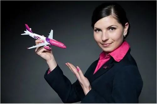 威兹航空公司和制服都采用紫色和红色，代表着胆识与勇气