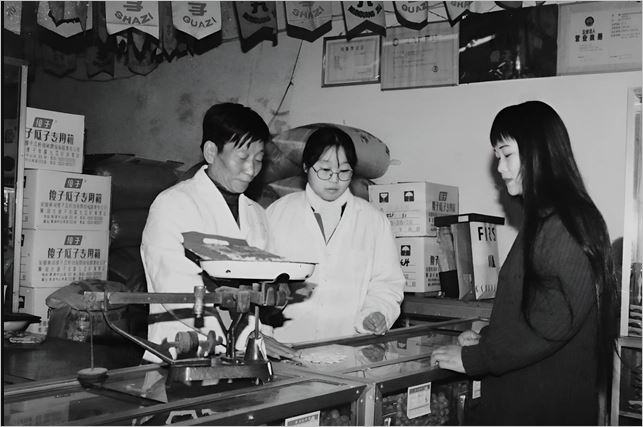 曾被邓小平三次提及中国第一商贩傻子瓜子年广九逝世 