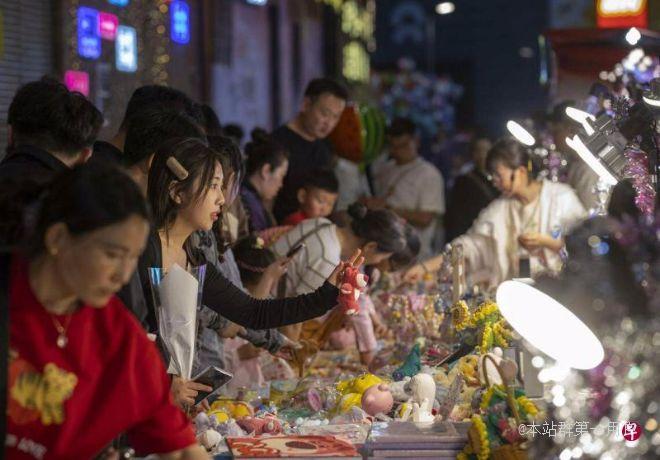 积极提振消费刺激经济复苏多地松绑摆摊经营限制，“地摊经济”火热管理问题也需加强