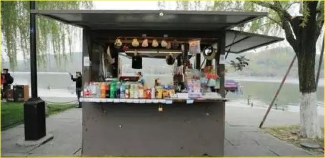 寸土寸金的西湖景区，西湖断桥边情定亭一个卖矿泉水的摊位年租金284万元成交