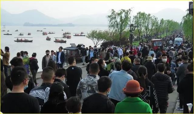 杭州西湖风景名胜区白堤情定商亭租赁权拍卖成交价高达284万，这让人们惊叹于西湖景区的寸土寸金 ... ...