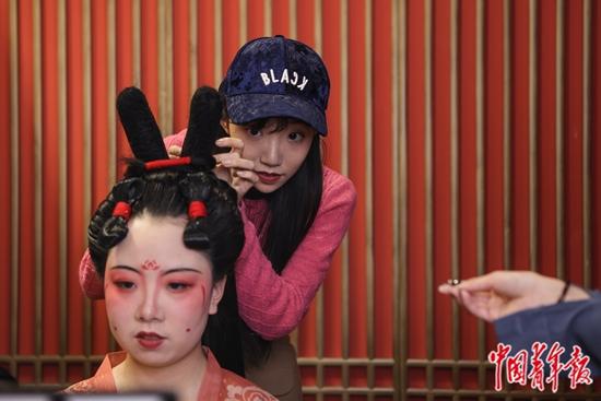 北京三里屯，1992年出生的韩爽（右）在自己的汉服体验馆里录制《唐宫夜宴》仿妆教程视频 ... ...