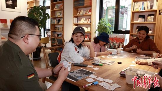 “温暖的BaoBao青年书店”从格局设计、日常经营到活动策划，均由报社内部的年轻员工群策群力、一同操刀 ... ...