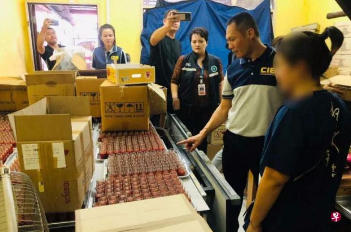 泰国警方捣毁假草药厂，假草药由中国人投资产品专卖中国游客并冒用27种药品注册号 ... ...