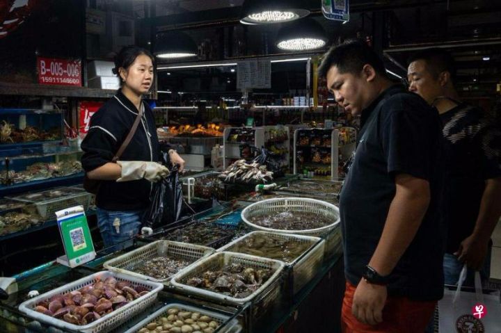 图为北京市民星期五（8月25日）在海鲜市场采购海鲜