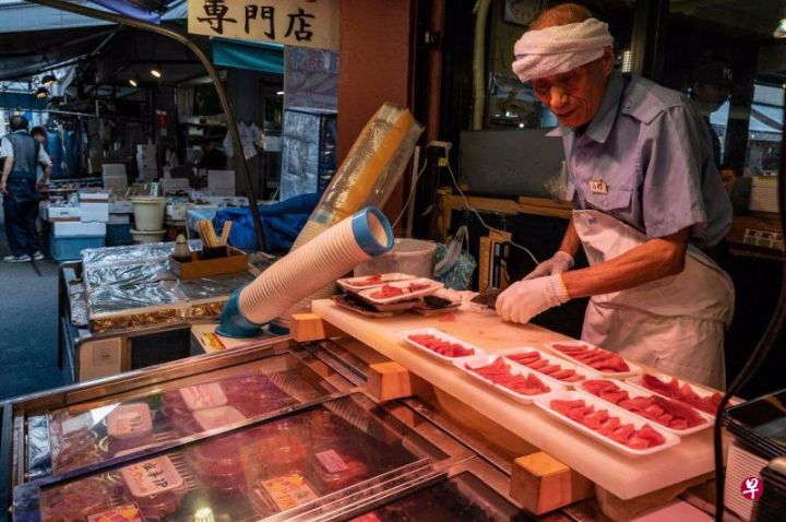 　　日本当局开始把福岛核电站的核处理水排放入海后，日本水产的价格马上受影响。图为东京市中心筑地鱼市场 ...