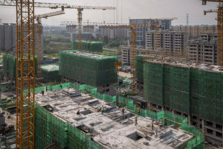 融资平台恒大财富因资金链断裂爆雷，各地也纷纷出现无法完成修建交付的烂尾楼 ... ...