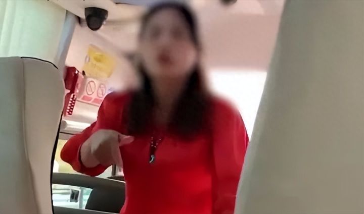 导游疑因游客不买翡翠还拍视频威胁删掉视频不然就不能出发，官方通报一查到底决不姑息