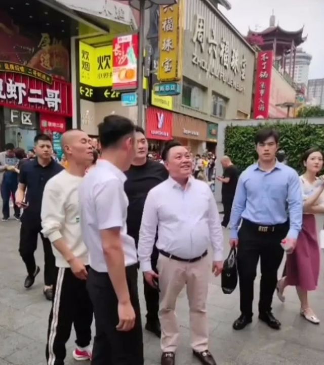 这张照片是黄光裕在长沙街头，出行配置也降低了，记得以前他带的都是穿制服的助理和保镖 ...