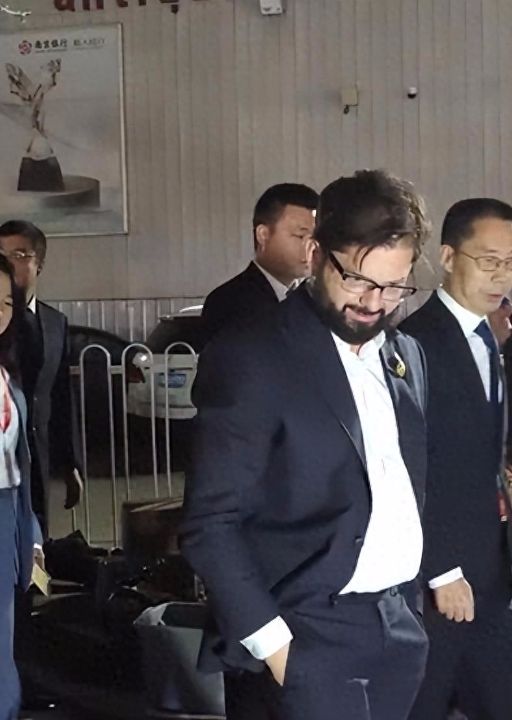 潇洒不羁接地气，37岁智利总统在北京逛潘家园夜市会砍价捡漏古玩大开心