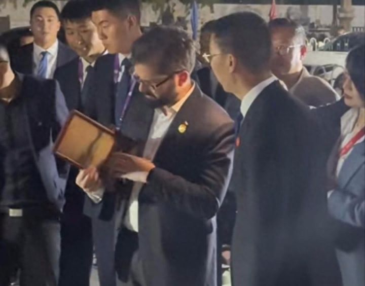 潇洒不羁接地气，37岁智利总统博里奇在北京逛潘家园夜市会砍价捡漏古玩大开心 ...