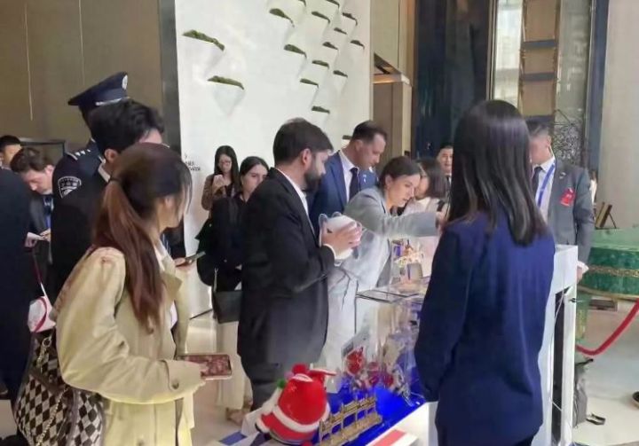 不知道接下来他又会在中国淘到什么心爱之物或者发生什么有趣的事呢？