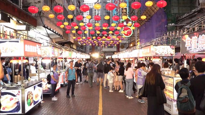 响应特区政府“香港夜缤纷”活动庙街夜市开锣首个周末人流火爆热门熟食摊早早售罄收档 ... ...