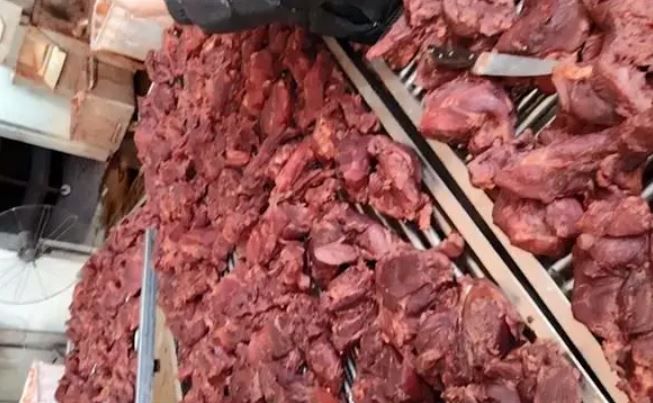 制售假驴肉产业链调查：假驴肉泛滥销往全国各地，母猪肉变身驴肉添加剂超标催生致癌物 ...