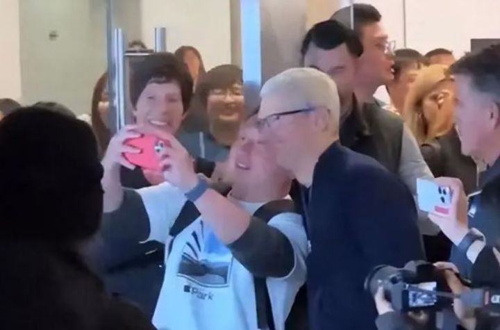 苹果公司CEO库克亲临现场为旗舰店揭幕
