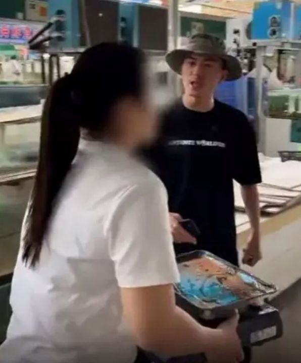连云港通报狂飙兄弟海鲜商贩鬼秤事件：涉事商户被清，抢手机市场管理方工作人员被辞退 ... ... ...