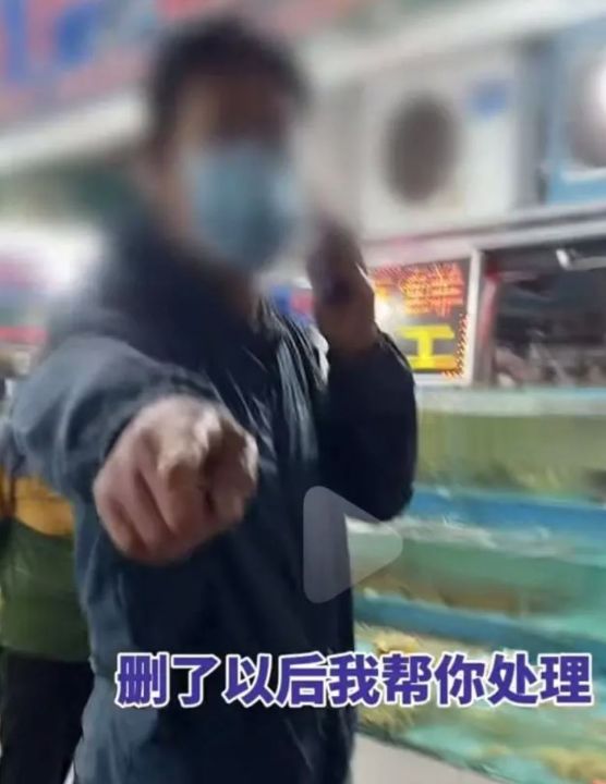 连云港一海鲜市场现“鬼秤”：涉事商户短斤少两被清理出场，抢夺手机工作人员曹某被辞退 ...