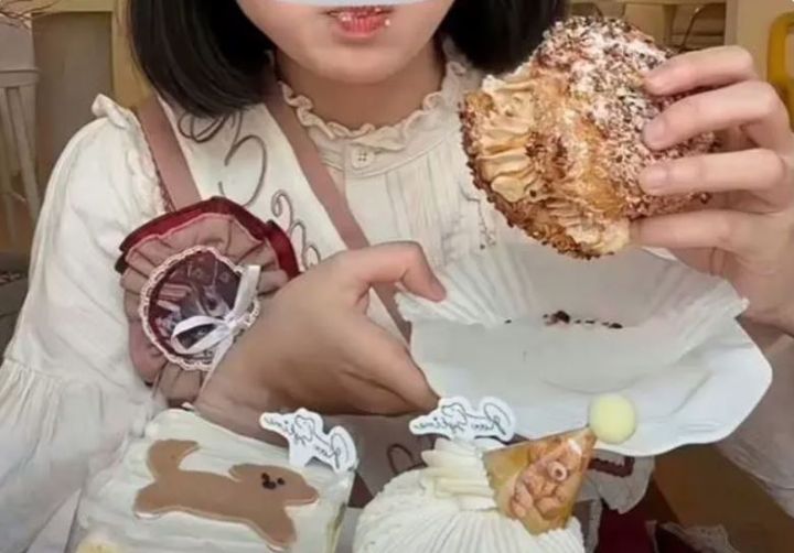 赵露思开的甜品店泡芙价格被网友审判了：为什么还要来割韭菜，原来差不多四寸大泡芙呢 ... ...