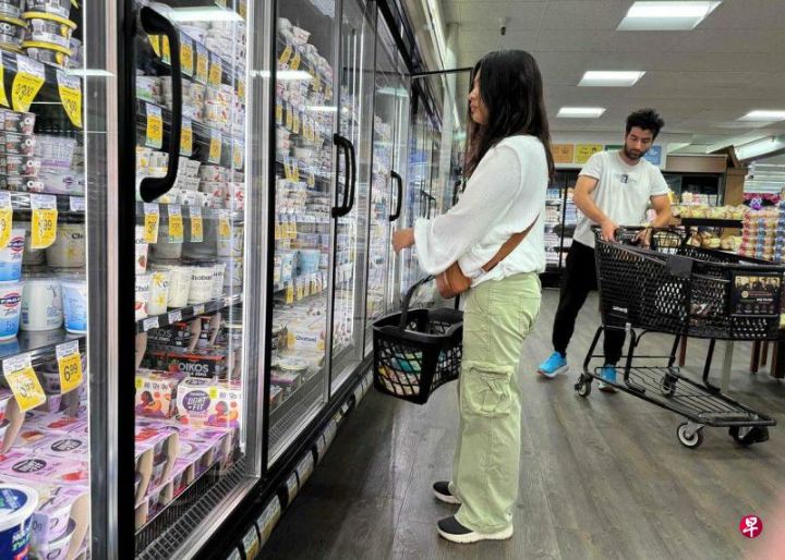 由于商业状况、就业市场和收入前景平平，美国6月份消费者信心下降对经济前景看法恶化 ...